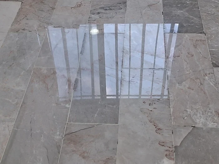 Pulido depisos de mármol y terrazo con 100% brillo natural tipo espejo