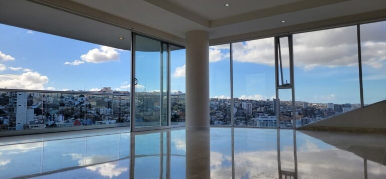 Servicio de pulido de pisos de mármol travertino con brillo 100% natural en condominio de Tijuana, B.C.