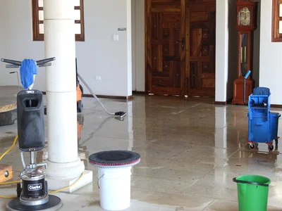 Realizando servicio de limpieza de pisos de cantera en edificio de la cuidada de Tijuana